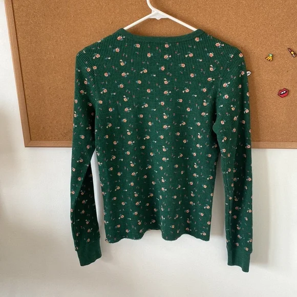American Eagle Green Floral Long Sleeve - Picture 2 of 3